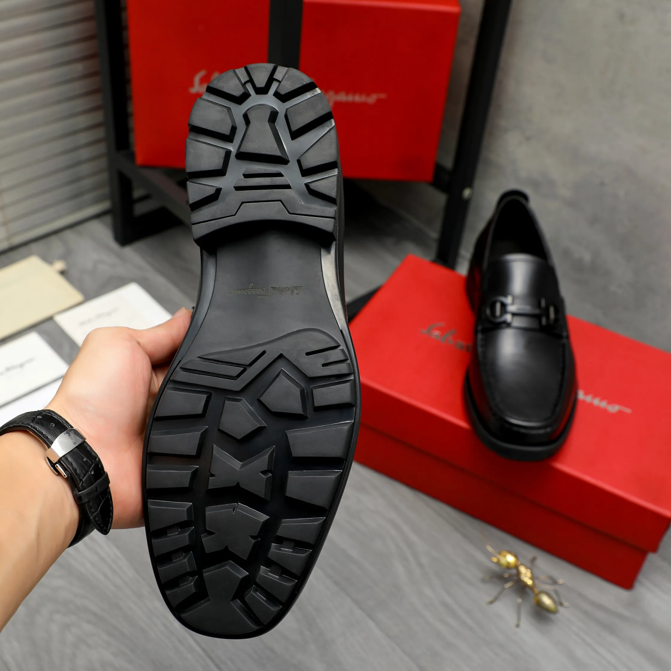 Men's shoes 💰420 Product trademark: Ferragamo "Ferragamo" business slip-on leather shoes Regular size: 38-45 (45. Customized, non-returnable) Product materials: Selected high-quality cowhide upper, cowhide lining, original outsole
